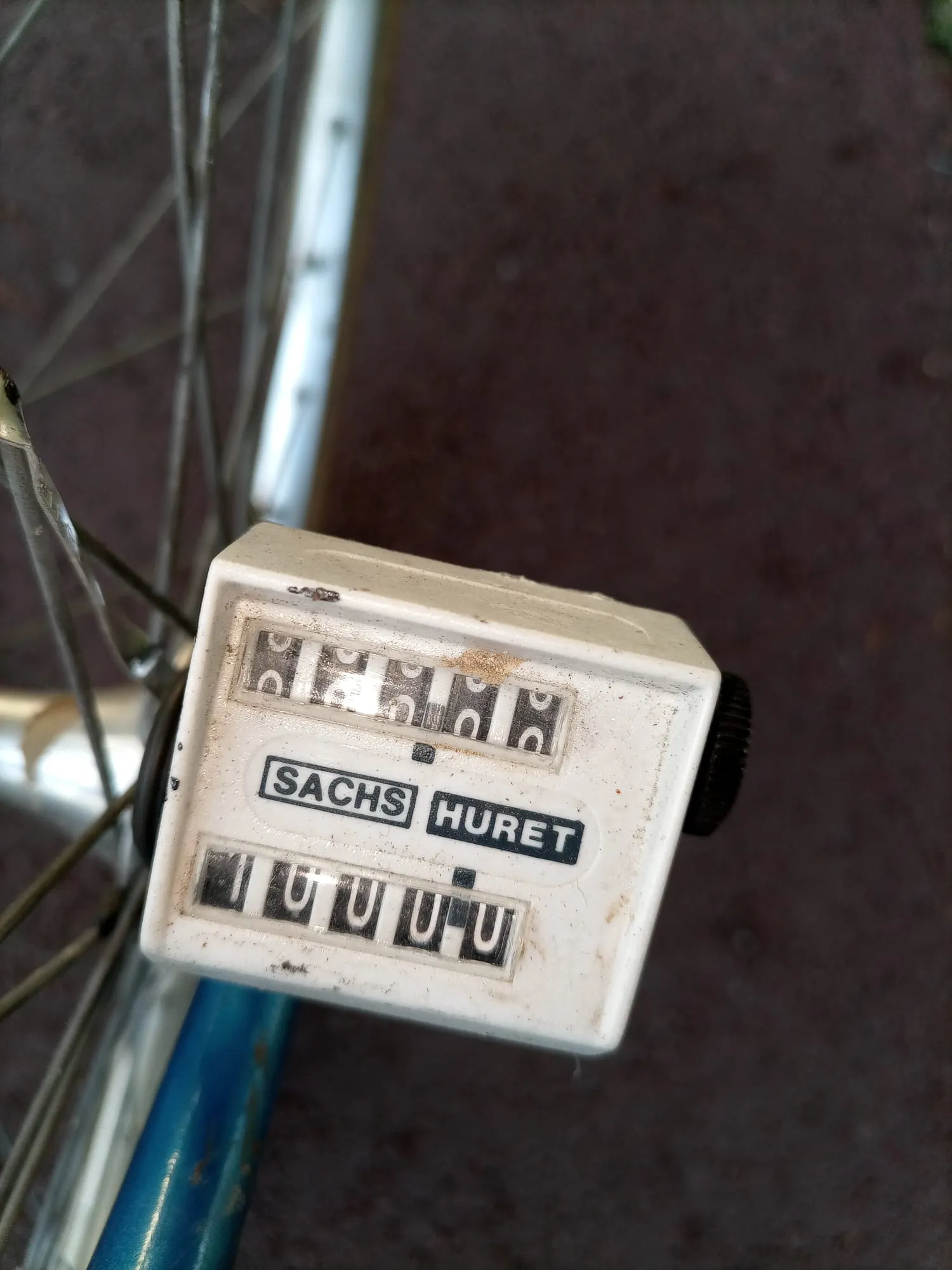 Contador de kilómetros clásico montado en una bicicleta