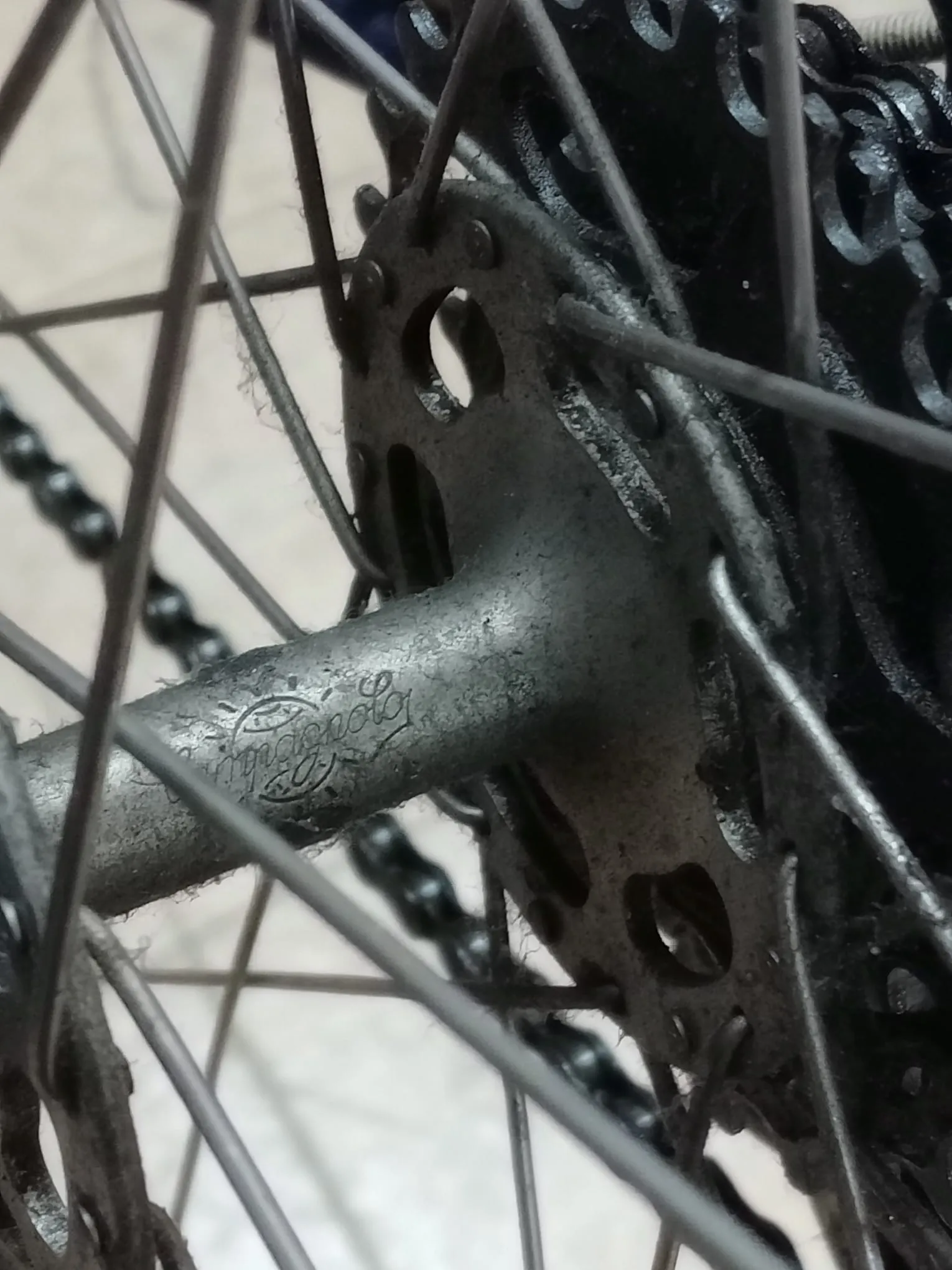 Detalle del buje y los piñones de una bicicleta clásica