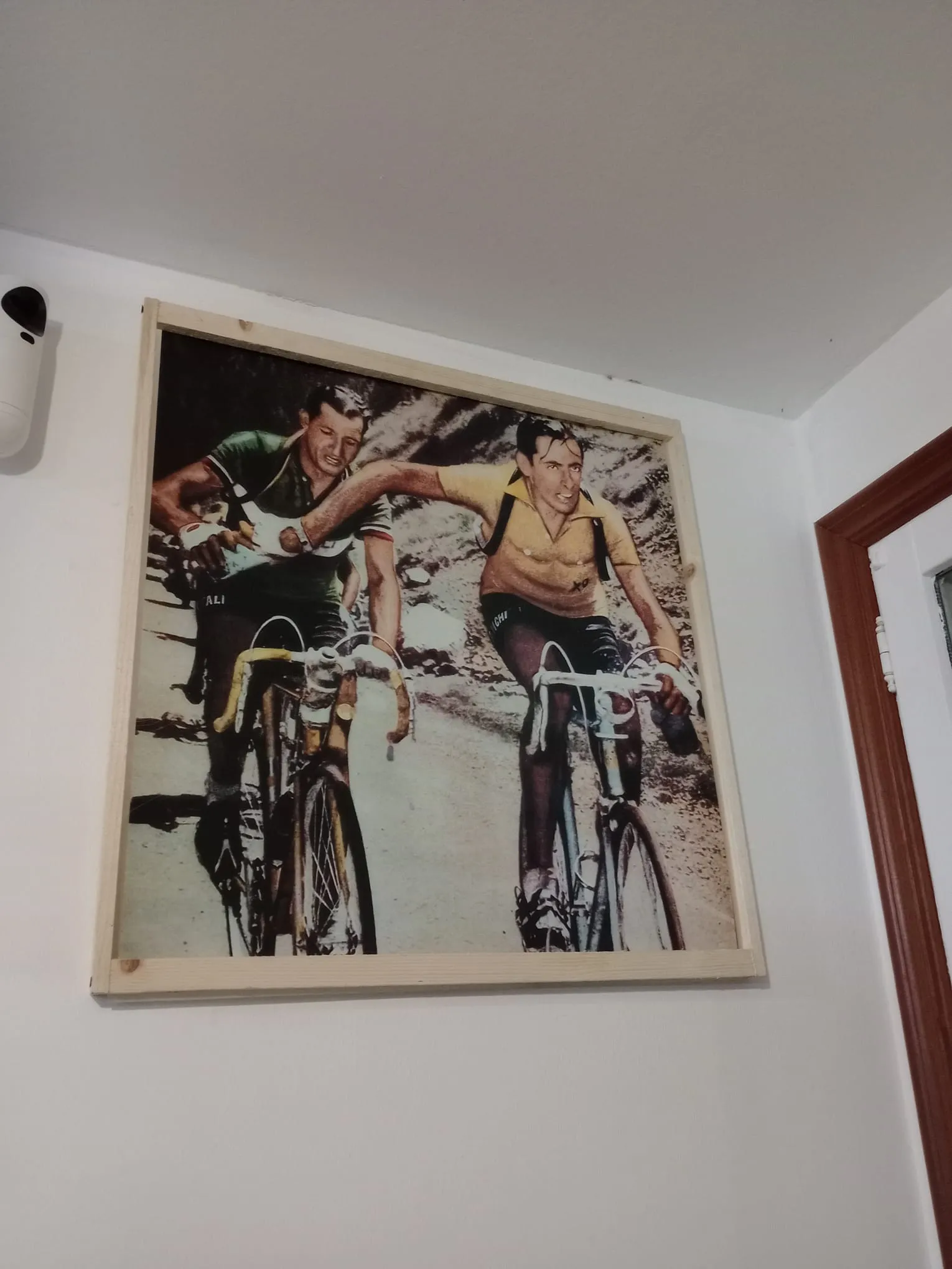 Fotografía clásica de dos ciclistas expuesta en el taller