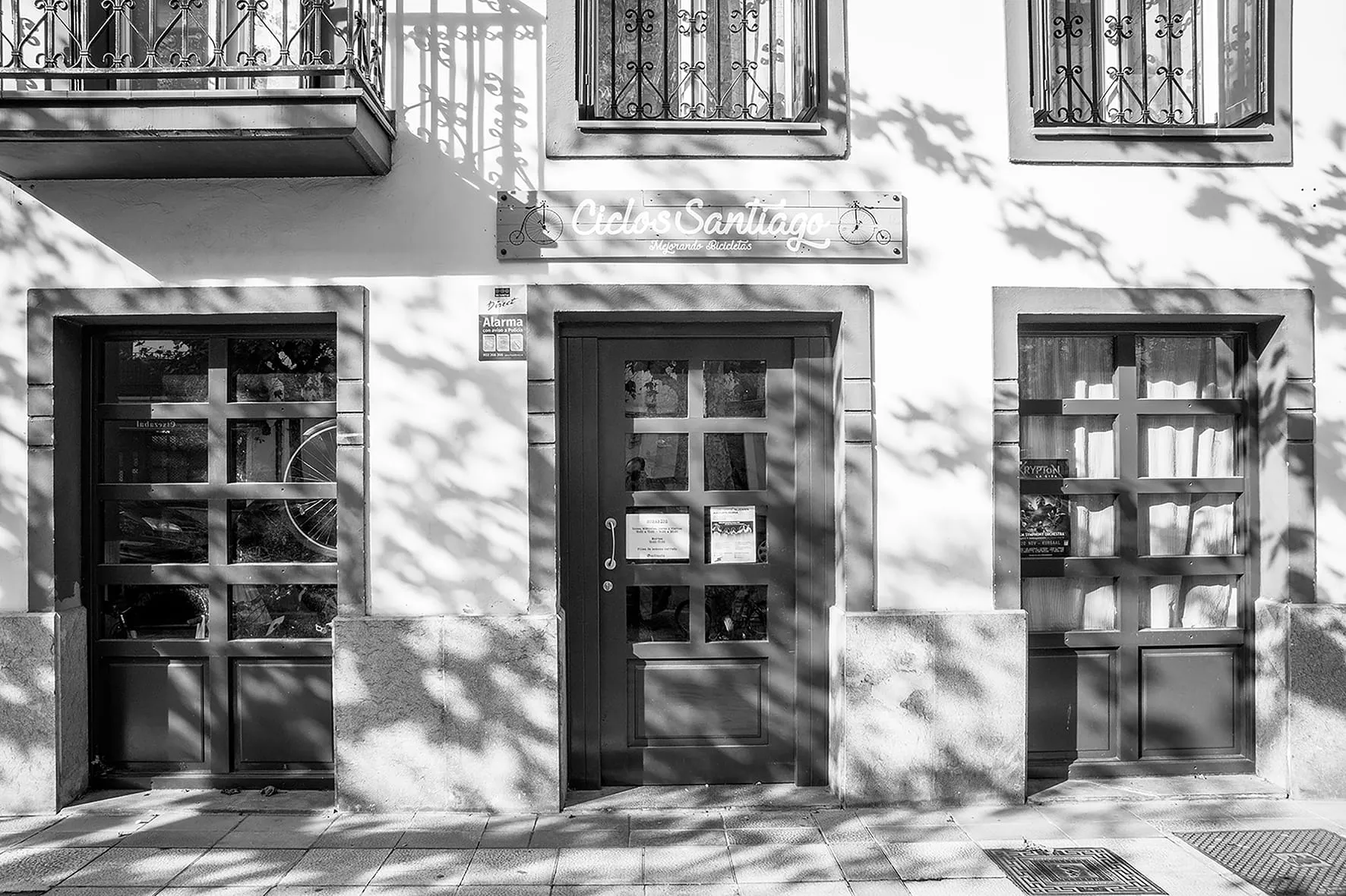Fachada histórica del taller Ciclos Santiago en Irún