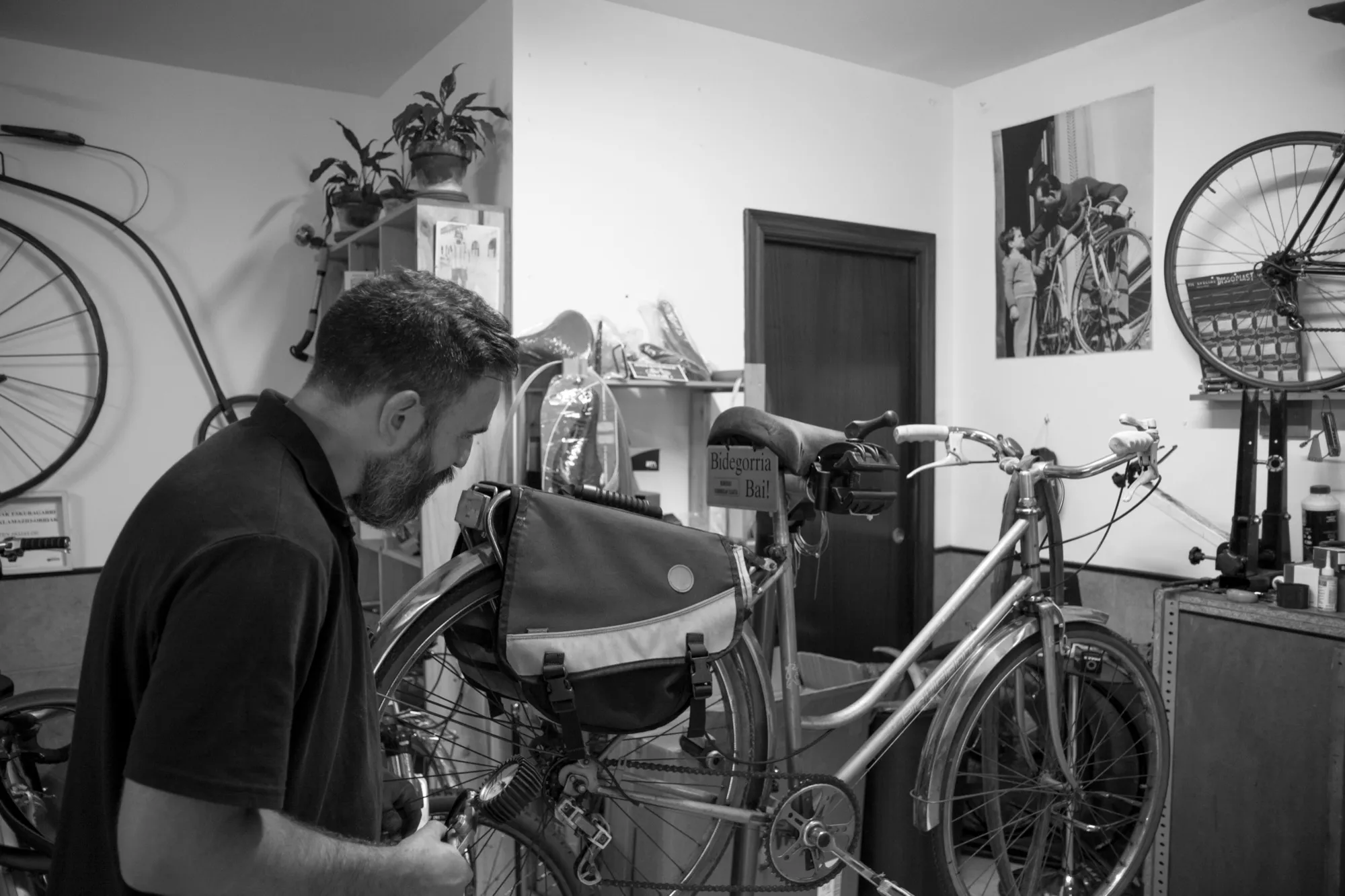Zona de trabajo del taller con bicicletas en reparación